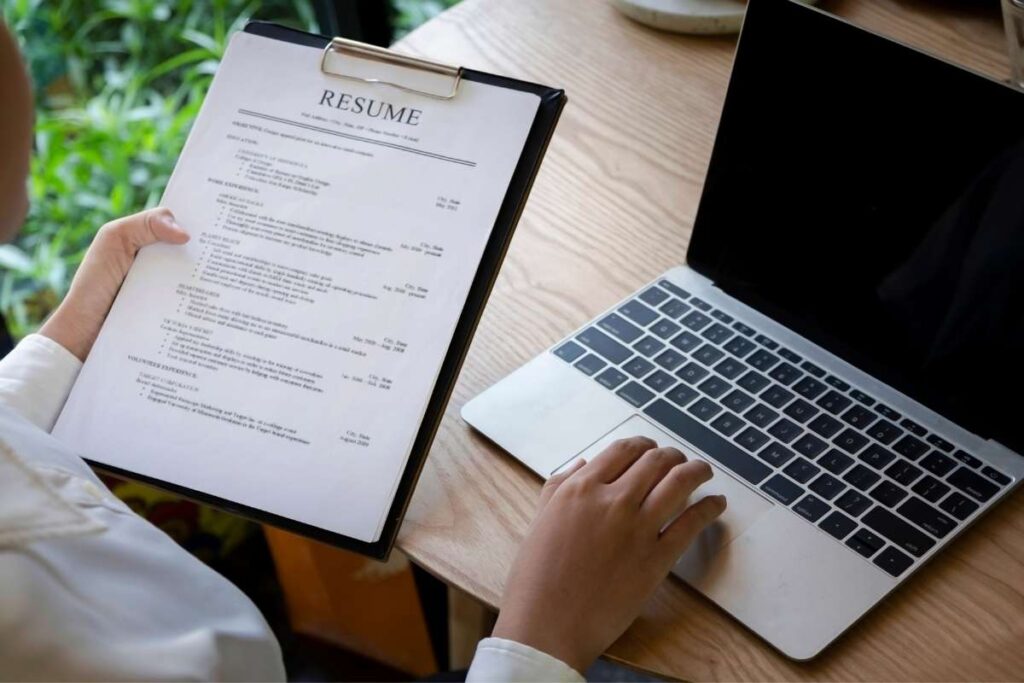 Building a Developer Resume for Fresher: 8 Important Tips | Future Education Magazine