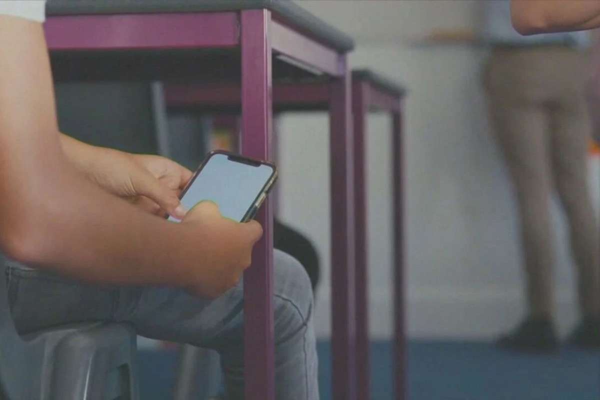 Oregon Governor Issues Statewide Ban on Student Cellphone Use During School Hours