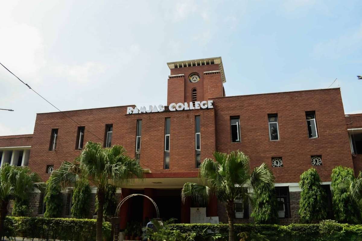 A Guide to the Best Commerce Colleges in India: Top 10 Rankings Revealed | Future Education Magazine